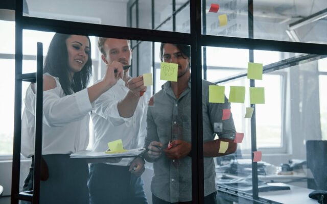 Courtier immobilier vs mandataire : quelles synergies possibles dans une stratégie patrimoniale ?